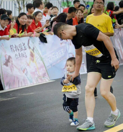 2017池州国际马拉松 赛场有爱 感动世界