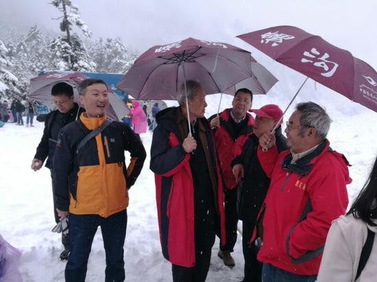 雪地里,专家们相互交流