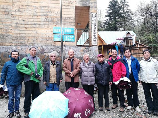 部分专家在贡嘎山高山生态系统观测试验站前合影