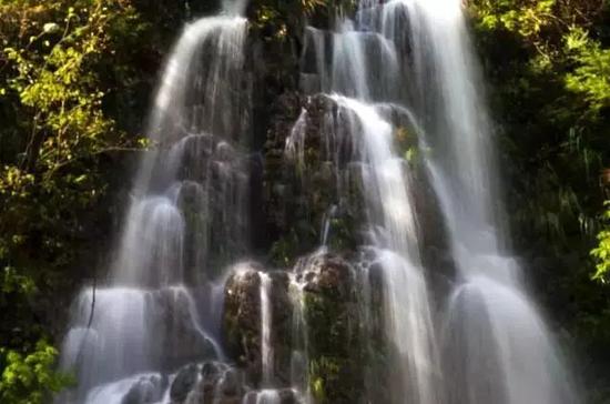 重庆的“香格里拉”石柱七曜山(齐岳山)地质公园\获国家地质公园称号\无人机下的美丽深山 油罐沟壶穴谷