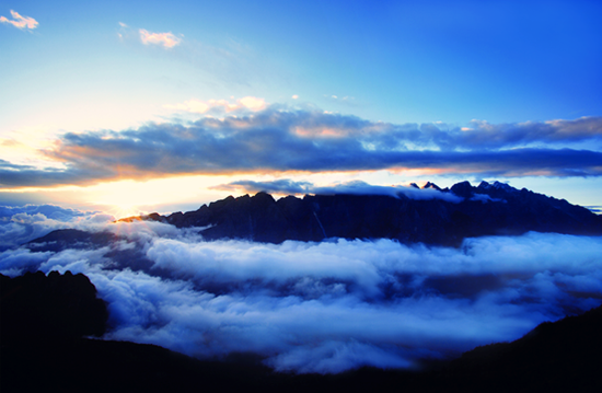 虎跳峡 云海玉龙十三峰