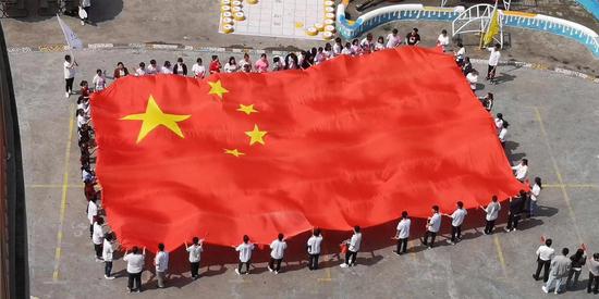 美心红酒小镇展巨幅国旗
