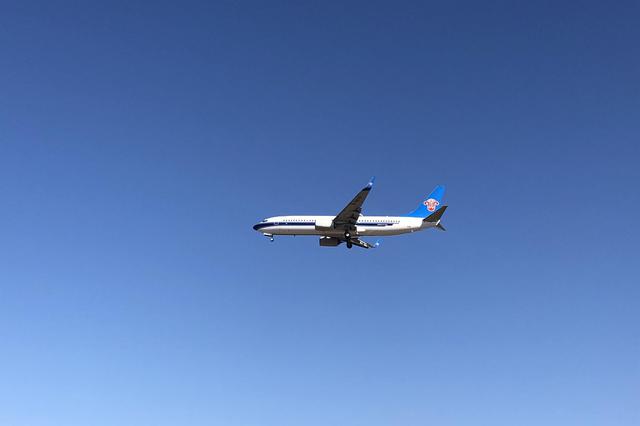 南航玩主題航班 空中展示四十年交通變遷