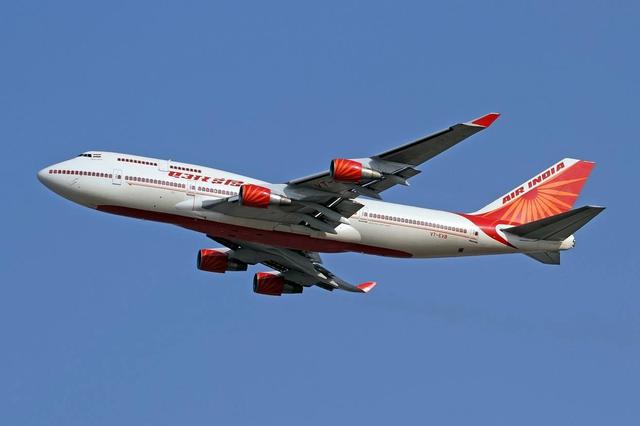 印度航空一架客機降落時沖出跑道，已致17人死亡