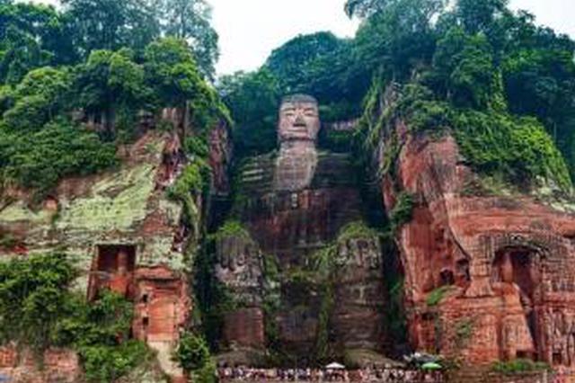 四川樂山大佛被洪水淹至腳趾