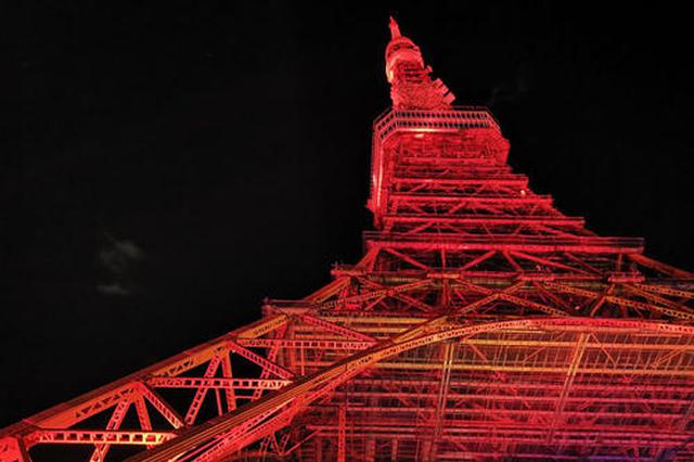 東京塔除夕點(diǎn)亮“中國(guó)紅”