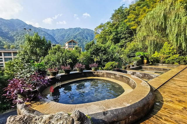 火鍋里竟能泡溫泉？還能漂浮于520米無邊懸崖之上，太刺激了