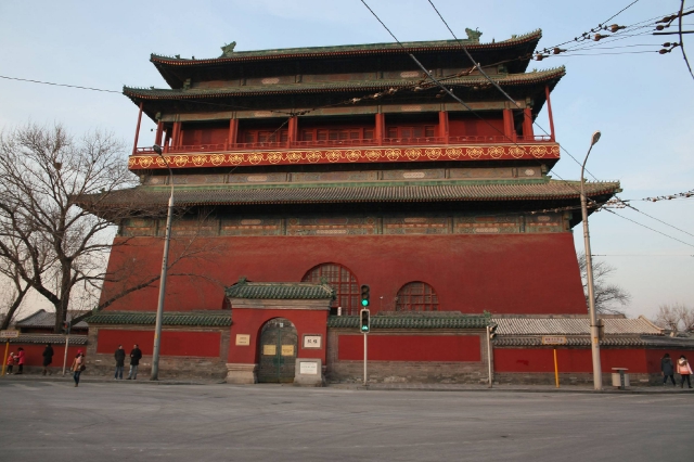 中軸點(diǎn)亮“老時(shí)光”雪夜鼓樓似瓊樓