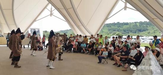 富有特色的萨满舞表演