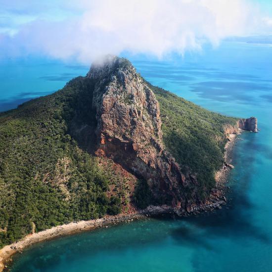 俯瞰圣靈群島 圖片來(lái)源:<a href='http://bzdxx.com/aodaliya-lvyou/?from=b-keyword' target='_blank'><em><em><em><em><em>澳大利亞</em></em></em></em></em></a><a href='http://bzdxx.com/kunshilan-lvyou/?from=b-keyword' target='_blank'><em><em><em><em><em>昆士蘭</em></em></em></em></em></a>旅游局