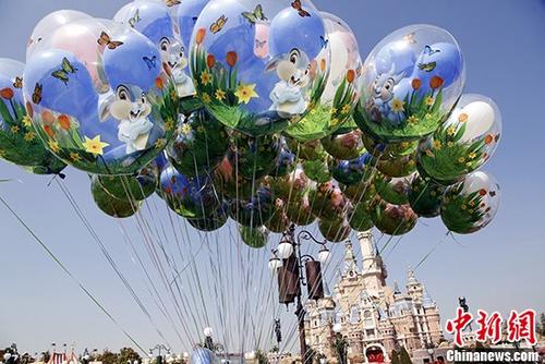 资料图：迪士尼乐园的气球。中新社记者 汤彦俊 摄