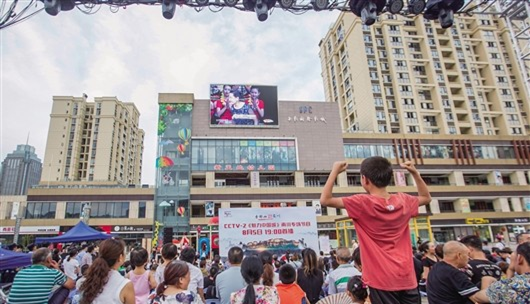 8月5日,市民在南商广场观看《魅力中国城》南川竞演。记者 甘昊旻 摄