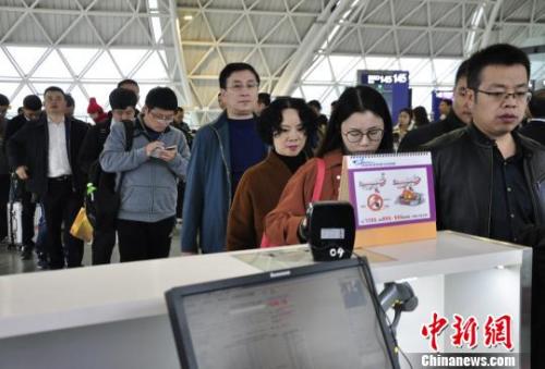 图为旅客等待进入客舱。 吕俊明 摄
