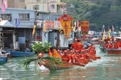 全港独树一帜的龙舟活动“游涌”在大澳渔村举办（图片来源：香港旅游发展局）