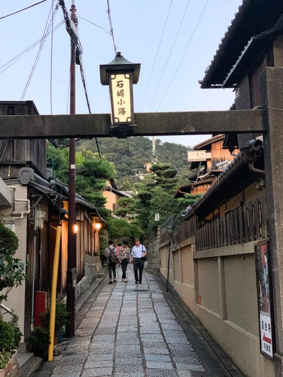 花见小路附近的石塀小路为大正时代所造,两边多为民居和高级料亭 何涛 图
