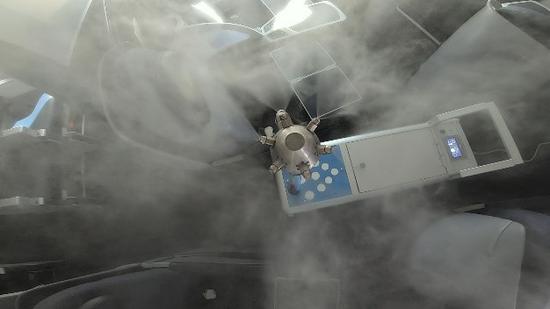  NovaRover喷洒系统在机舱内喷洒抗菌涂层
