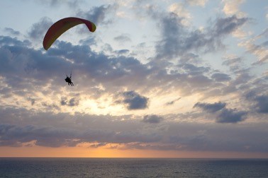 在黎明时分驾车，在沙漠上空跳伞，内盖夫从来不会让你失望 （图片来源：以色列国家旅游部）