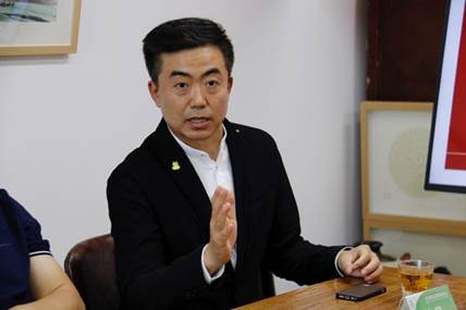 (联益慈善基金会理事长林风大声疾呼“有老师资源赶紧介绍给我们”)