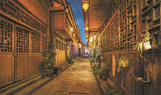 古镇夜色中的静谧街巷。
