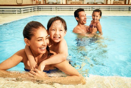 全家人尽享泳池的亲子时光 （图片来源：香港旅游发展局）