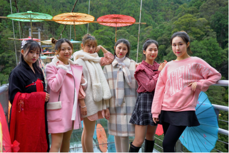 九龍江景區(qū)扎丸子頭大賽，吸引眾多游客前往“打卡”