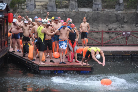 “泳”往直前   湖南冬泳愛好者集結(jié)石燕湖慶元旦迎新年