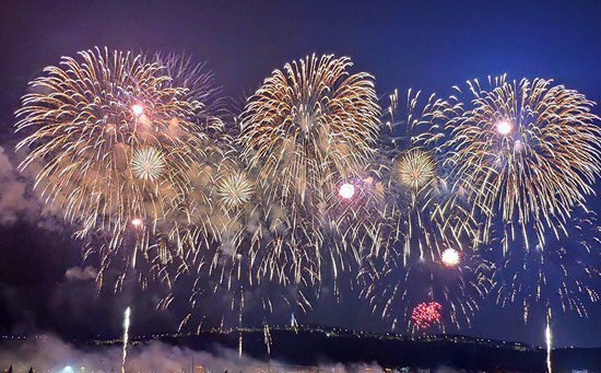 10月1日,长沙市庆祝中华人民共和国成立70周年焰火晚会在橘子洲焰火广场举行