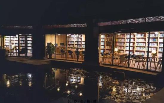 夜晚的书店静谧典雅
