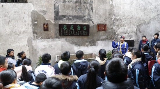 学生听导师解读郑板桥真迹“吃亏是福”