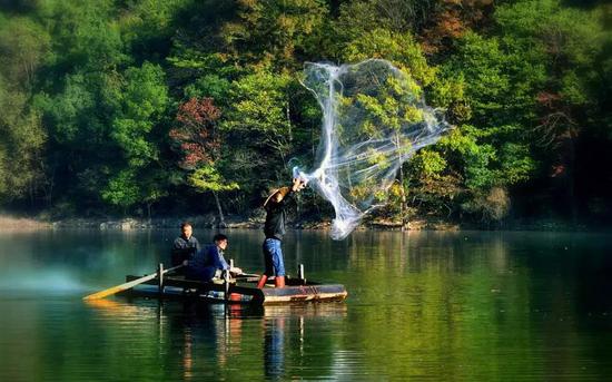 夏季的龙源峡,平均温度只有20度,凉爽宜人,是一个避暑纳凉,适合全家老