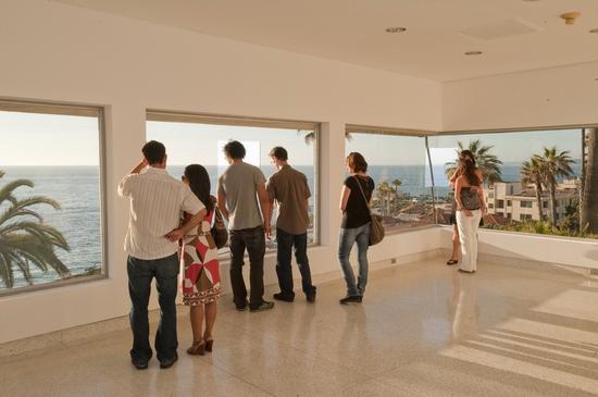 游客驻足拉霍亚现代艺术博物馆，图片版权：圣地亚哥旅游局