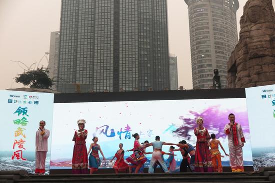 石柱旅游为市民朋友带来《太阳出来喜洋洋》歌舞表演
