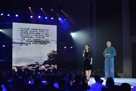 程晨、张世轩朗读《听听那冷雨》