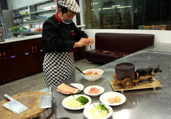 厨师现场制作“鸡茸”