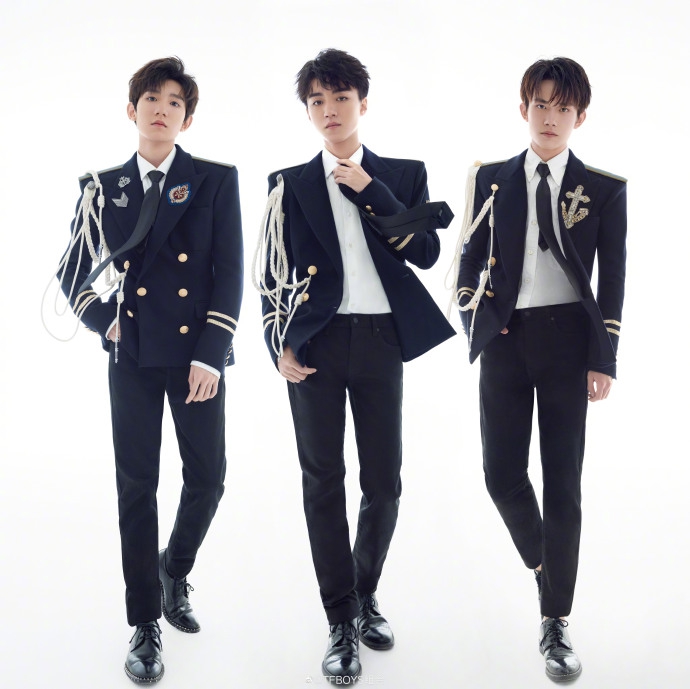 黑金斗篷tfboys照片,tfboys照片2020新照片 组图:tfboys制服写真全黑look大秀长腿 男友力满满帅气撩人
