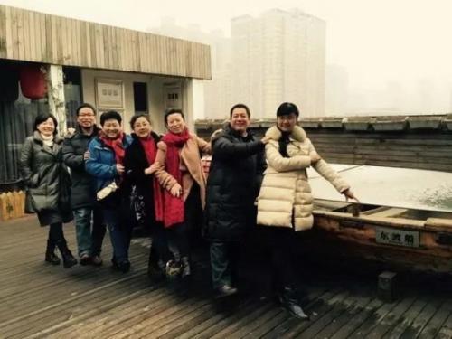红孩(右二)和文友在东渡船旁合影