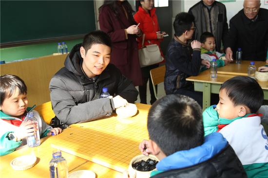 围棋世界冠军芈昱廷指导同学们