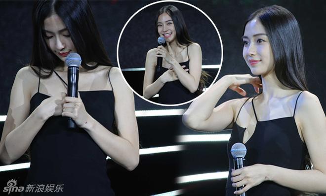 Baby以手护胸尴尬防走光 小秀性感事业线