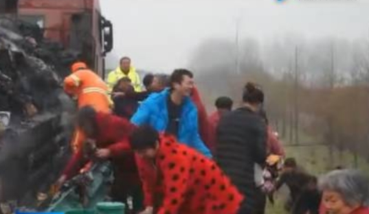 货车着火财物遭哄抢 交警怒斥：丢不丢人