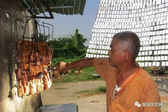 泰国大叔用太阳光烤鸡 10分钟能烤1公斤