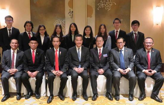 佐科·维多多（前排左三）、梁振英（前排中）、蔡冠深（前排右三）与透过“一带一路”奖学金计划来港升学的10名印尼学生（后排）合影 受访人供图