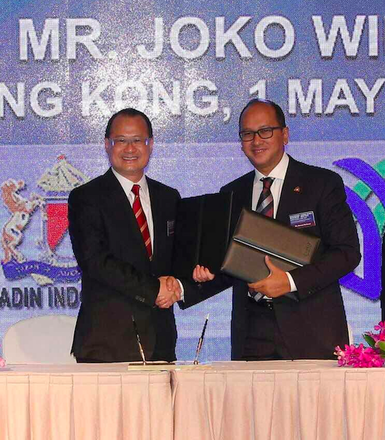 蔡冠深博士（左）代表香港中总与印尼工商会馆总主席罗善签署合作备忘录 受访人供图