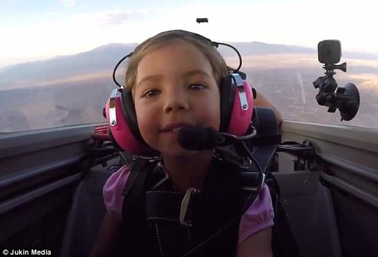 美国十岁小女孩开爸爸飞机 高空玩360度旋转特技