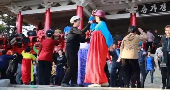实拍朝鲜广场舞