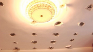 因楼上装修钻孔打穿 新房天花板惊现66个洞