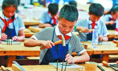 浙江省永康市人民小学25名小学生在永康锡雕馆上了一堂生动的非遗体验课。陈曦摄/光明图片
