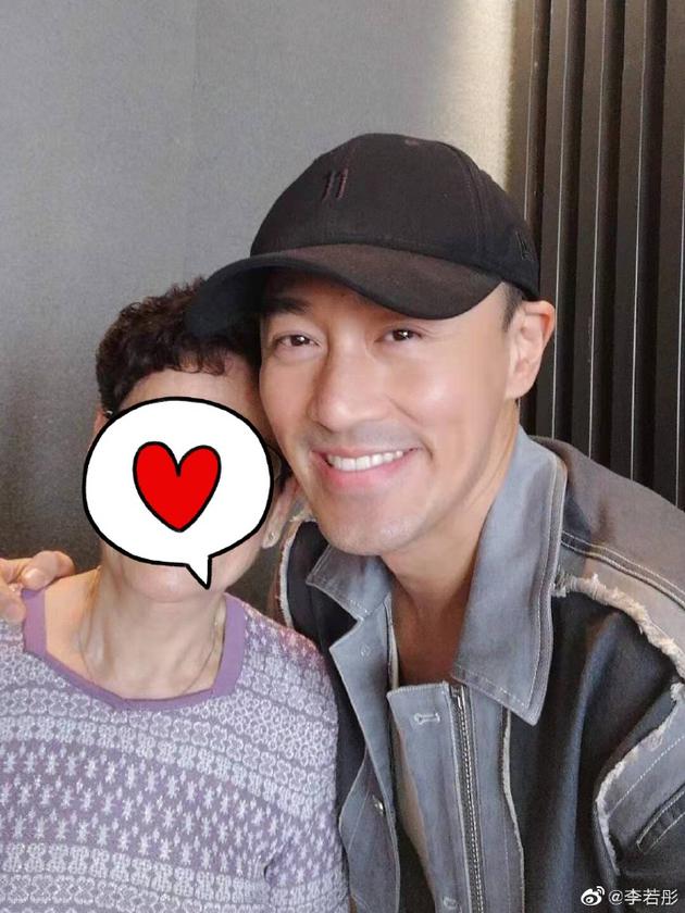 李若彤“偶遇”林峯被求合影 贴脸自拍笑容甜蜜
