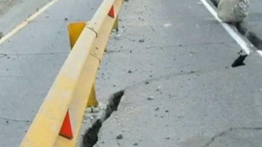 秘鲁近海发生6.8级地震 部分公路路段被毁