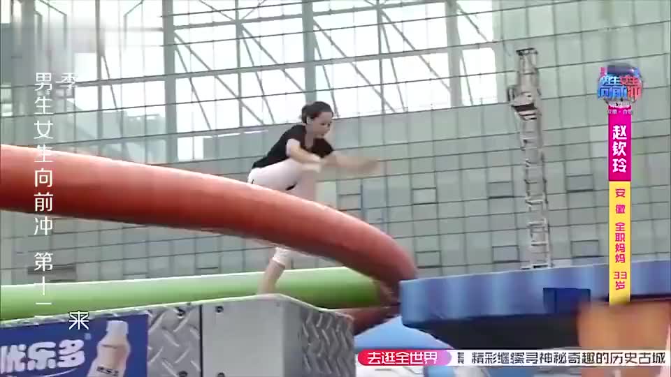 男生女生向前冲:小姑娘上台还没一会就落水,主持人都
