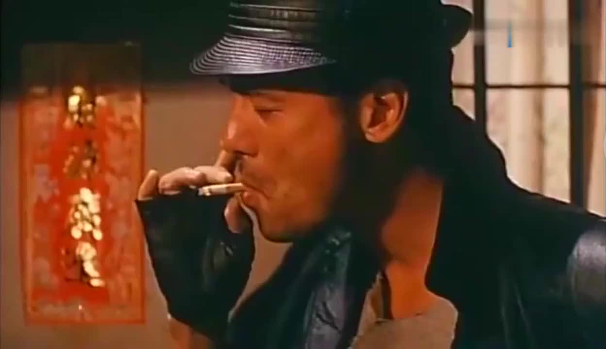 钟镇涛抽烟踩烟头动作太帅了,潇洒哥称号真是当之无愧!